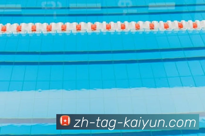 广州恒大中超联赛海报设计风格与品牌价值分析